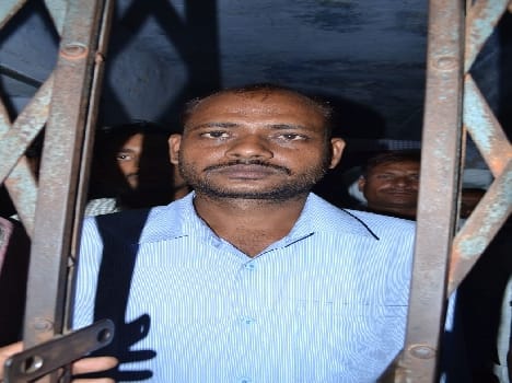 The soldiers beat the detainee in court, uniform bush