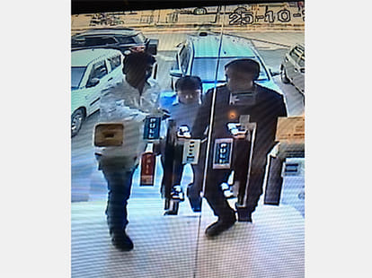 cctv capture image of thief who came for shopping