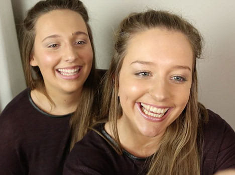 twin strangers met in new country