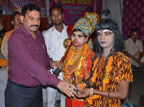 Dressed in floats to the children rewarded