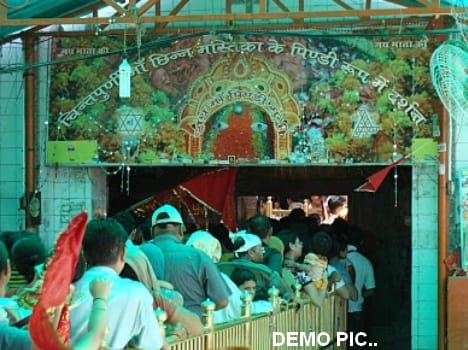 Argument between devotees and security guard at chintpurni temple.