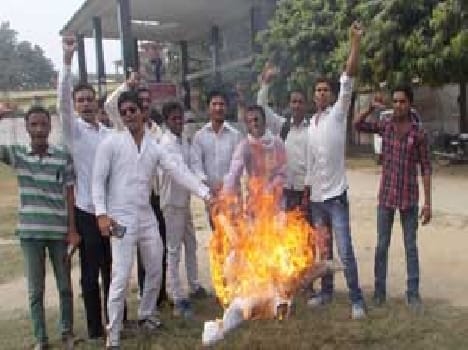 Student Army blew effigy of Union Minister