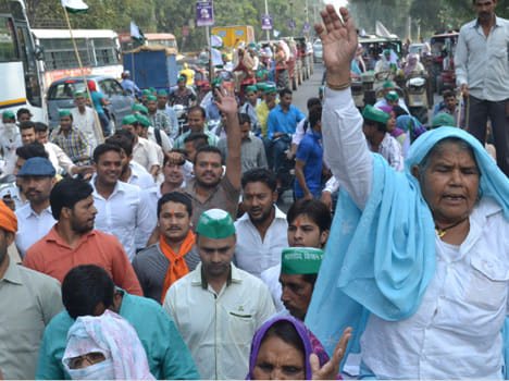 farmers asking for compensation got angry in ghaziabad