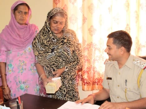 Municipal council employee rama devi returns Rs 2.50 lakh found on road.