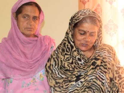 Municipal council employee rama devi returns Rs 2.50 lakh found on road.