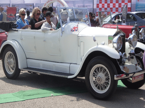 Hollywood actor Arnold and Ratan Tata will present in Vintage car rally. 