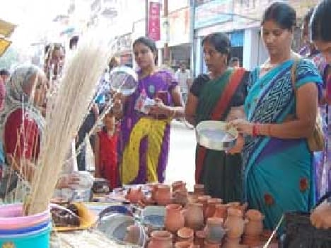 Women shoping for karwa chauth 