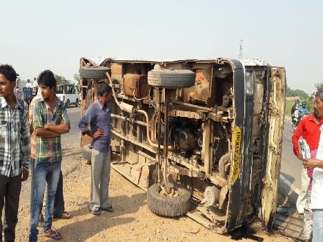 Scorpio and Mini Bus collide on highway, 24 injured