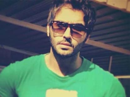 Actor Abdul Aziz al-Kassar detained for taking selfies