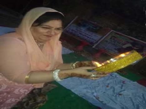 Women fast for their husbands on karwa chauth 