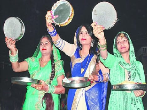 Drinking water from the hand of her husband opened the festival
