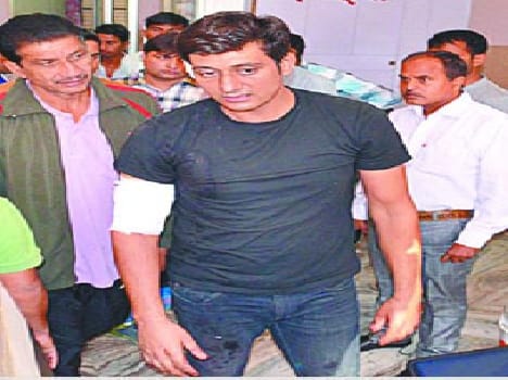 delhi police headconstable shot against robbery