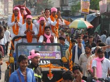 Kashi Vidyapeeth students in four major 21 posts filled the leaflets