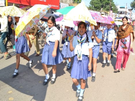 Umbrella children out rally against pollution