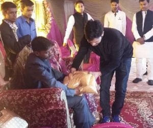 A couple gets 30 KG pulse as gift.