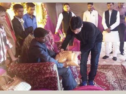A couple gets 30 KG pulse as gift.