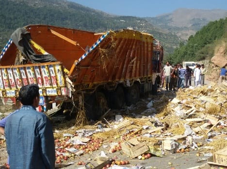 Apple -laden truck on the motorway link road crashes