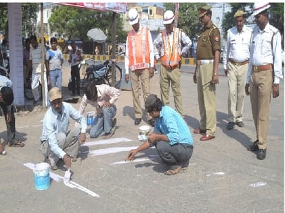 red line on lucknow roads to control traffic