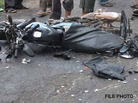 bike hit truck at kangra, one died.
