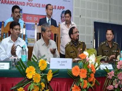 harish rawat launch mobile app of uttarakhand polics.