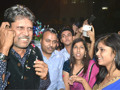cricketer kapil dev got upset of rush in ghaziabad