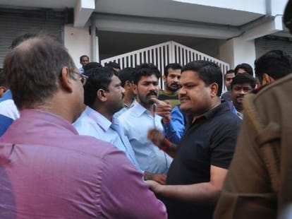 A SP leader get shooted in Lucknow.