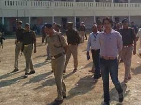 Sometimes , police chased the crowd