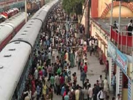 Anand Vihar - Kolkata Express was delayed 9 hours