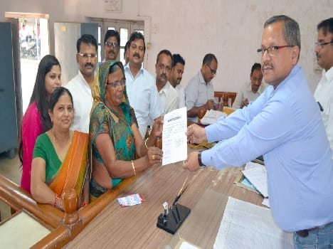 By seven o'clock in the evening of 72 members , 41 district panchayats results