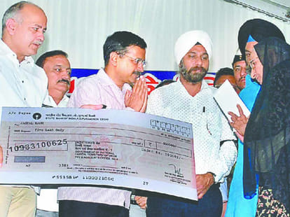 Arvind Kejriwal distributed compensation checks to Sikh riot victims 