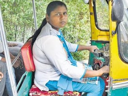 she fearless, she is dabang she is sole lady auto driver of ghaziabad and noida