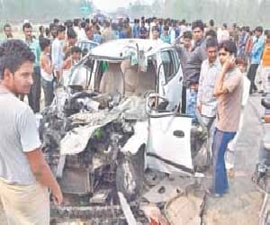 ini-truck collision killed the car, put jam.