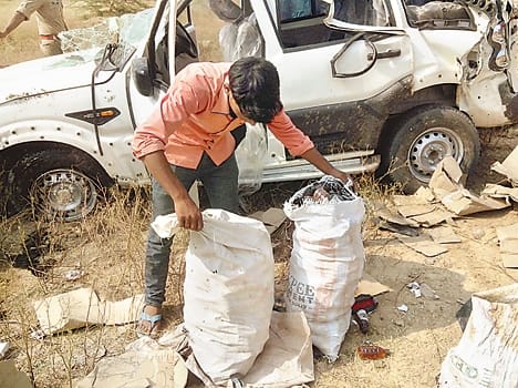 Illegal bine loaded Scorpio accident