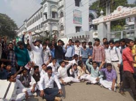 Students at the college gate blockade