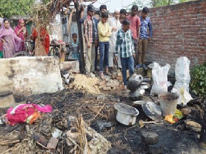 hut caught fire, two kids burn.