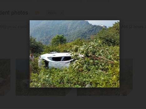 Car falls into ditch, injured were admitted to hospital.