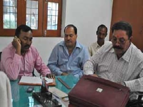 senior clerk arrested while taking bribe