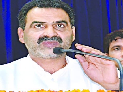 Akhilesh two days to give the chair , several ministers are in prison