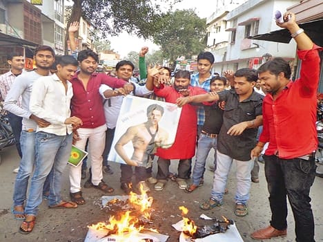 Forum posters blow actor Shahrukh