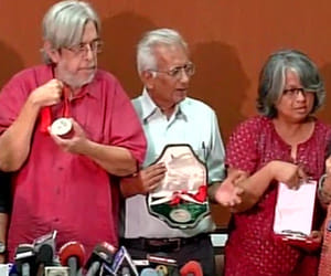 directors Kundan Shah and Saeed Mirza writer arundhati roy returns their awards