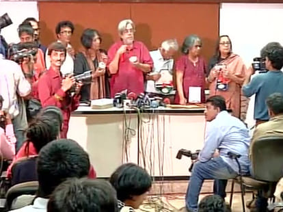 directors Kundan Shah and Saeed Mirza writer arundhati roy returns their awards