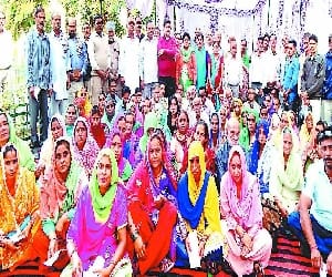 mukesh agnihotri distribute 10 lac