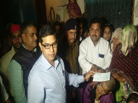 cheque of 20 lakh given to martyr's wife