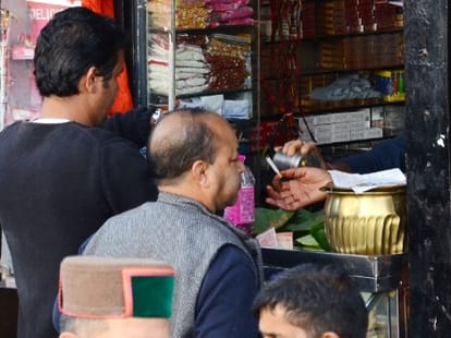Himachal Govt bans sale of loose cigarettes.