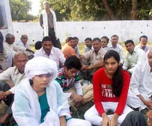 Daughter gave funeral of father in Jalaun.