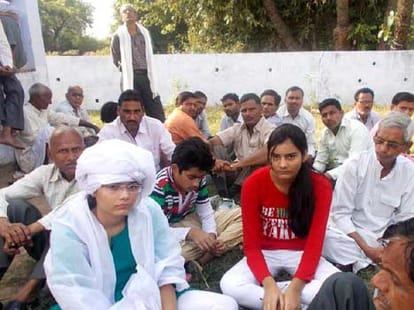Daughter gave funeral of father in Jalaun.