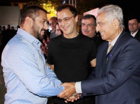 mufti gives invitation to bollywood for shooting in kashmir