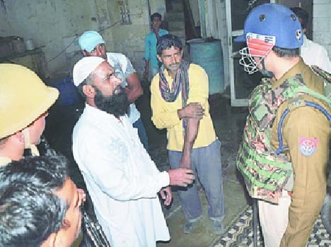 The two sides went poles sticks, stone throwing in Nawabganj