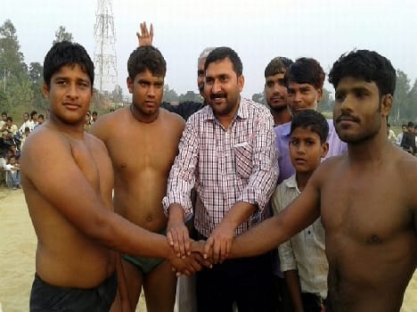 Wrestlers screw stake in Cirque show