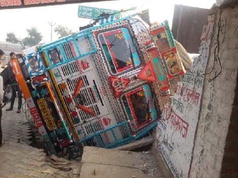 The truck fell from the wall collision